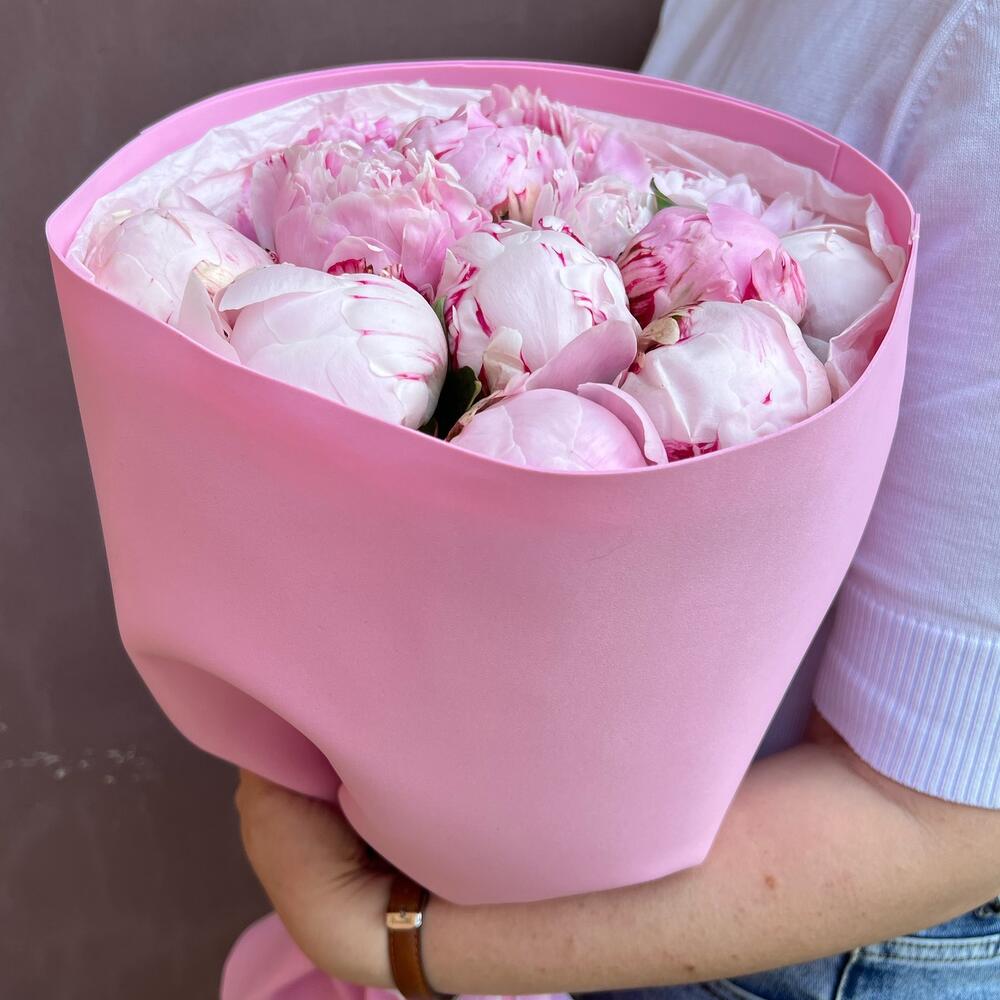 Букет из 11 нежно-розовых пионов