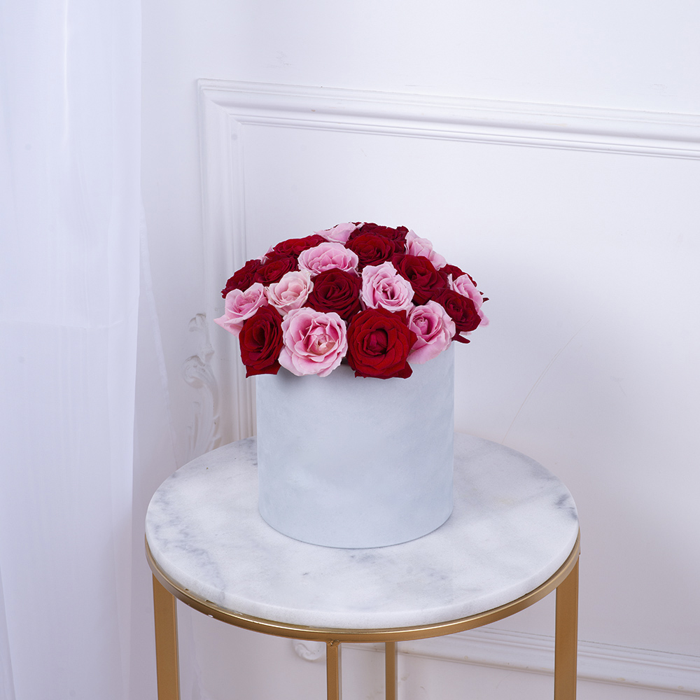 Букет из 35 разноцветных роз premium в серой бархатной шляпной коробке