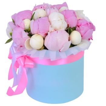Букет из 21 разноцветного пиона в голубой шляпной коробке