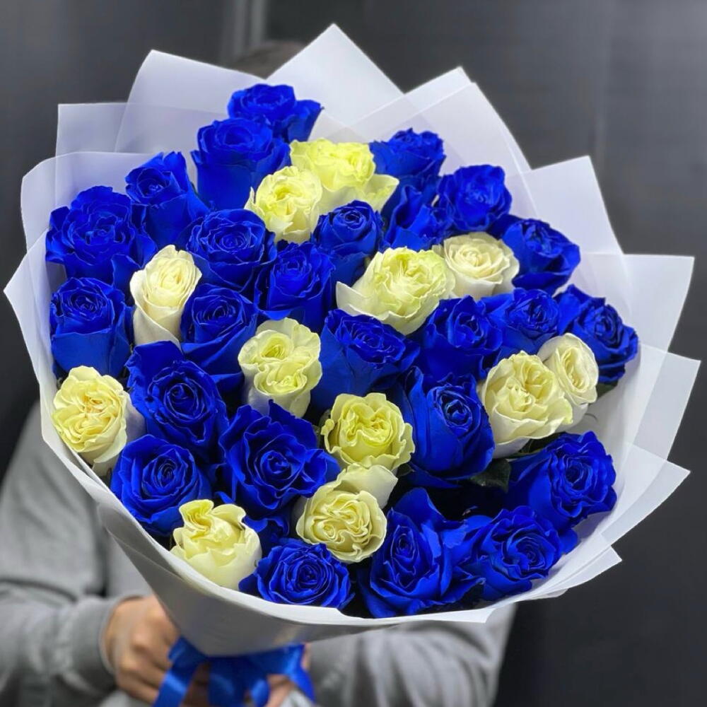 Букет из 37 синих и белых роз Эквадор