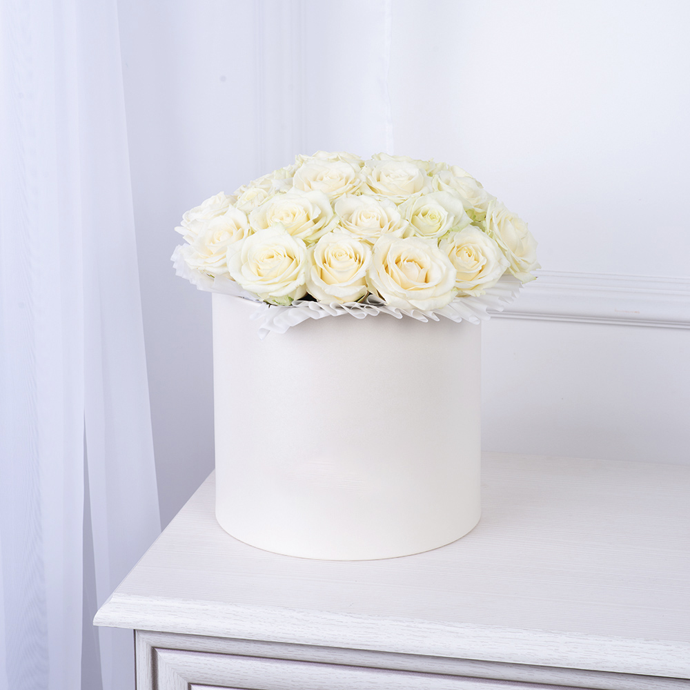 25 белых роз premium в кремовой шляпной коробке