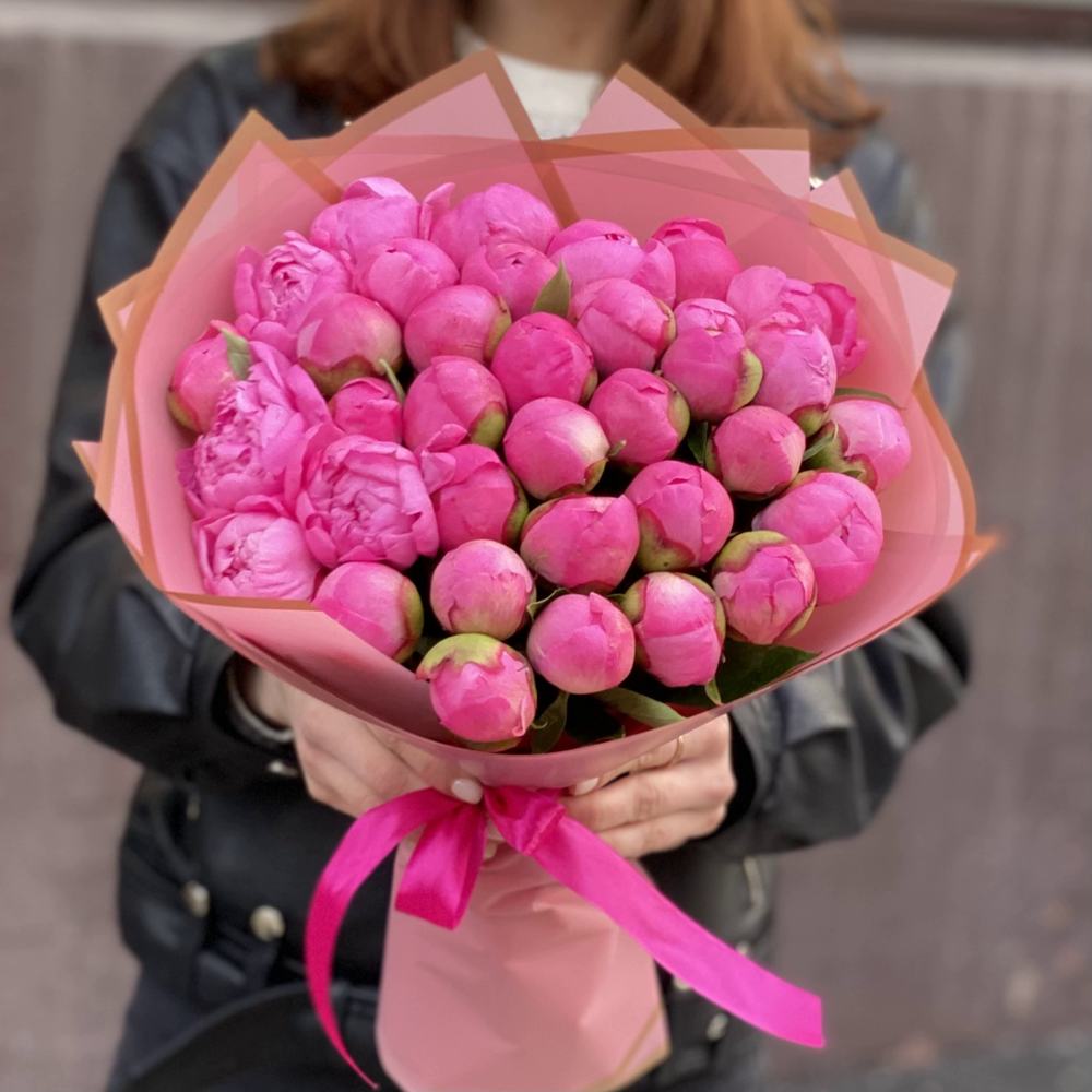 Букет из 35 розовых пионов