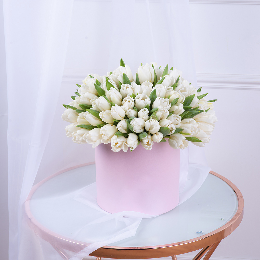 101 белый тюльпан в розовой шляпной коробке