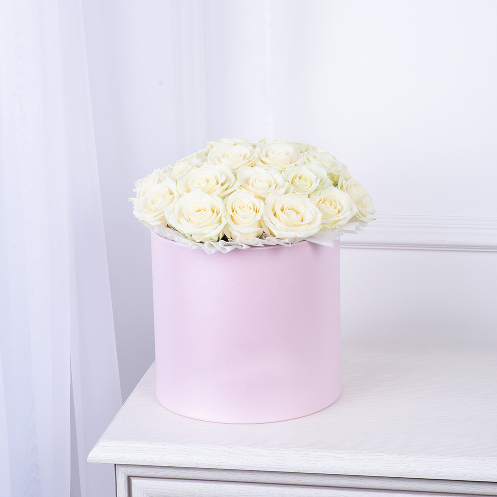25 белых роз premium в розовой шляпной коробке