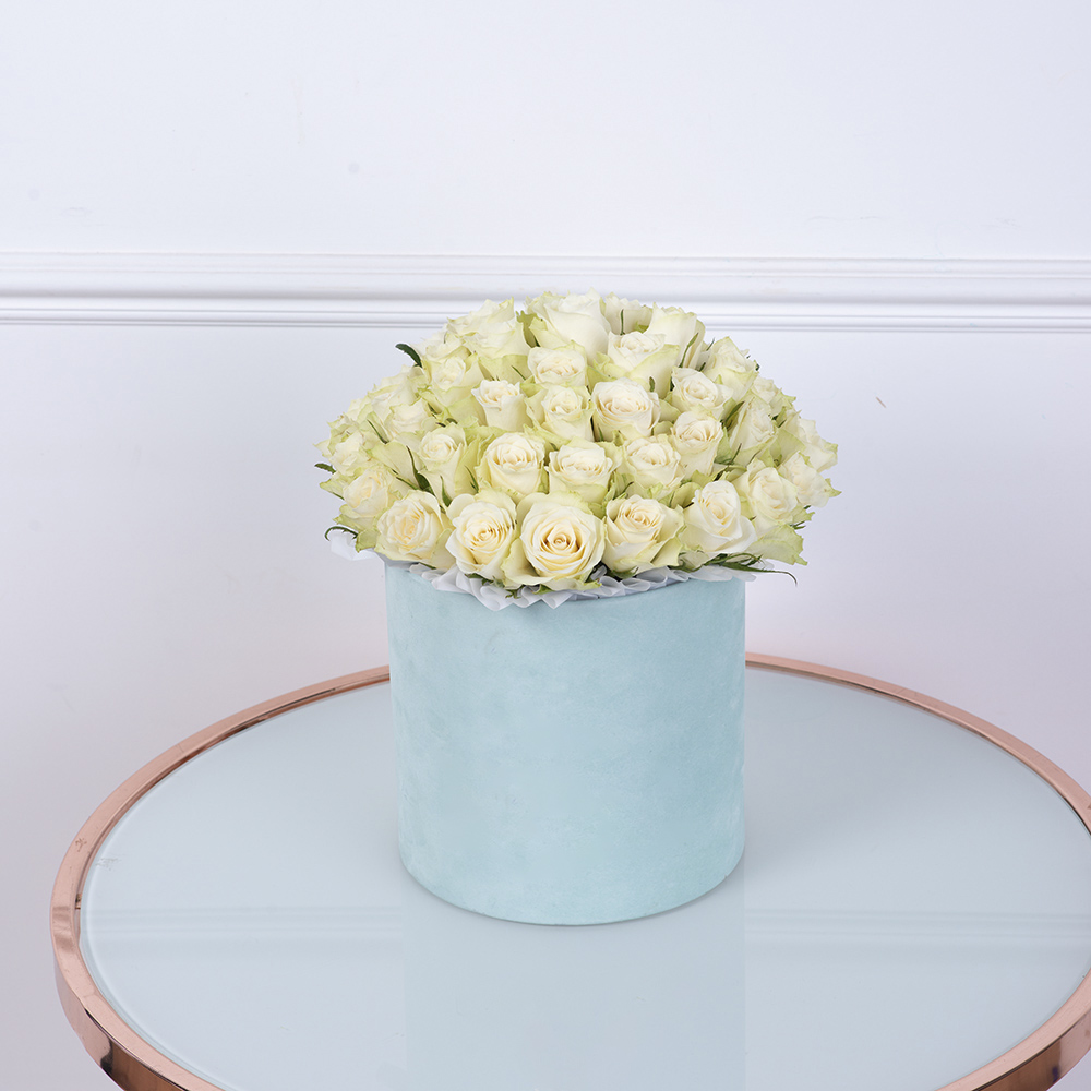 Букет из 75 белых роз в зеленой бархатной шляпной коробке