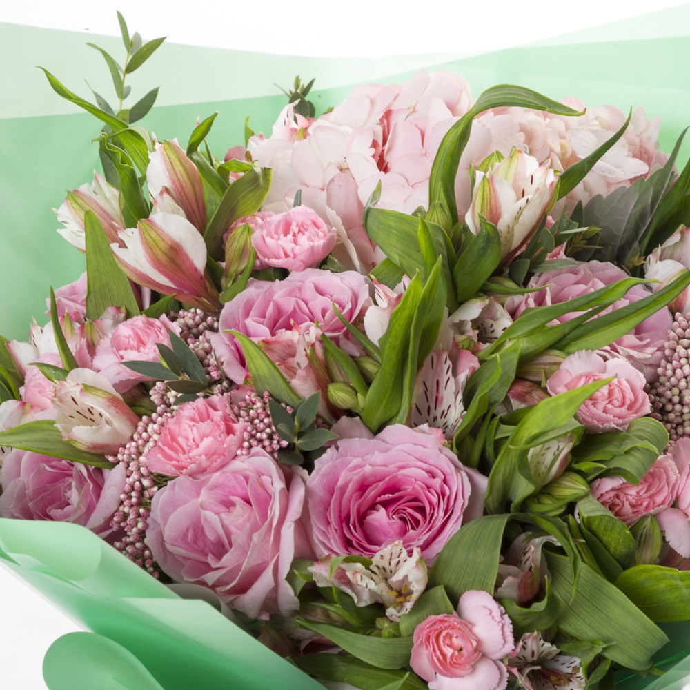 Букет из роз, гвоздик и гортензий