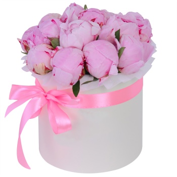 Букет из 15 розовых пионов в кремовой шляпной коробке