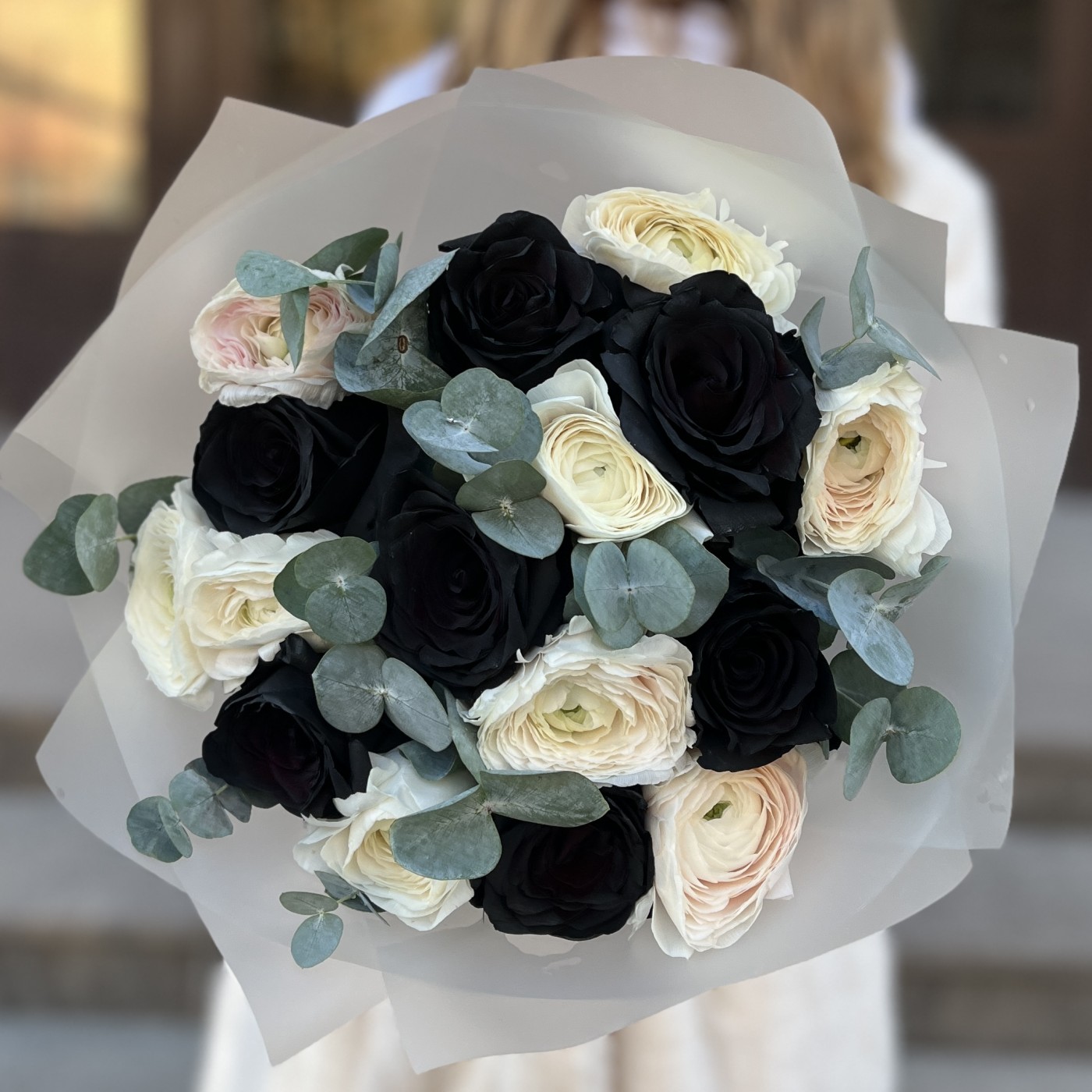 Чёрные розы с ранункулюсами