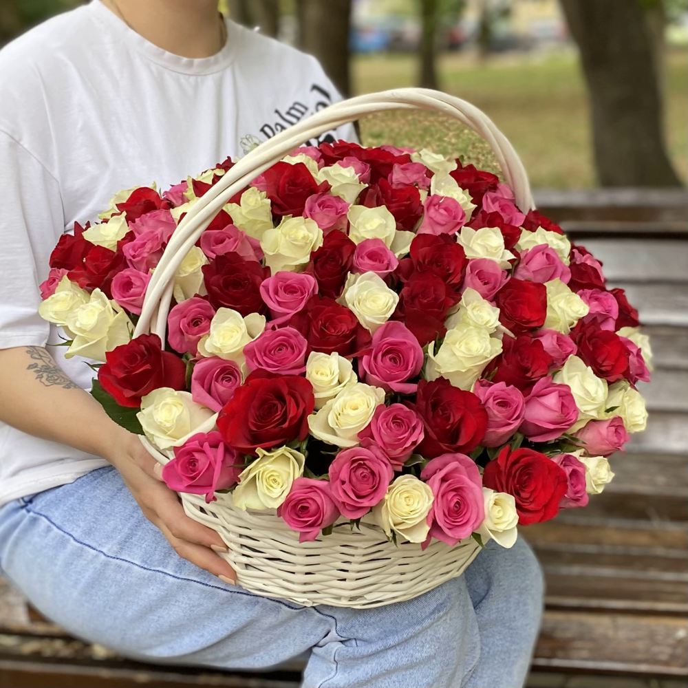 101 роза микс в корзине