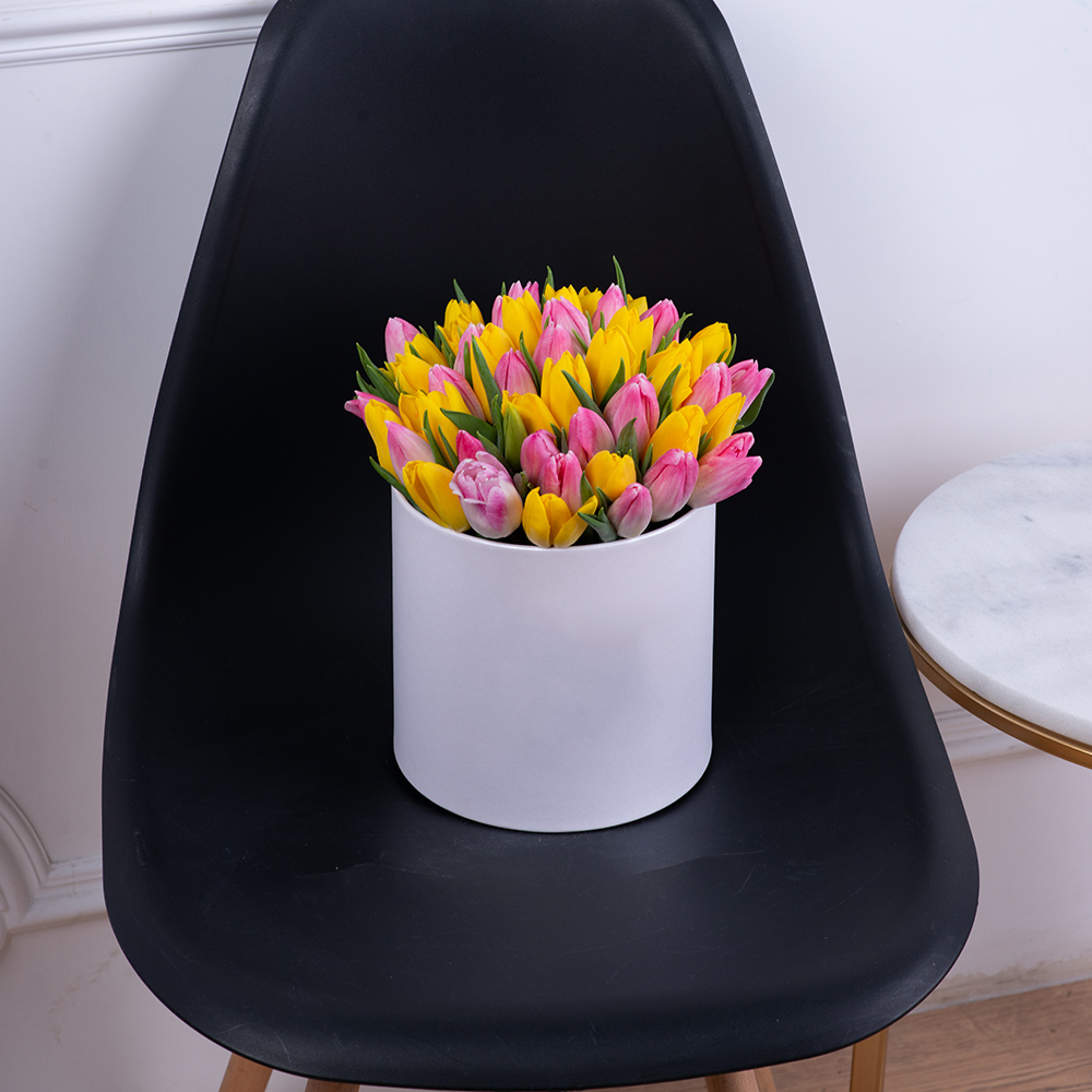 51 разноцветных тюльпан в белой шляпной коробке