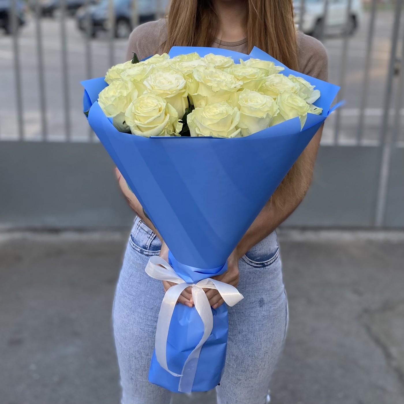 15 белых роз Premium 60 см.