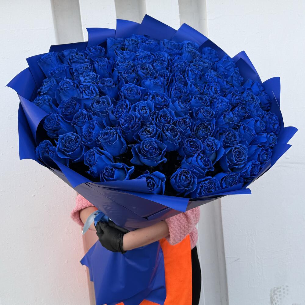 Букет из 101 синей розы в оформлении