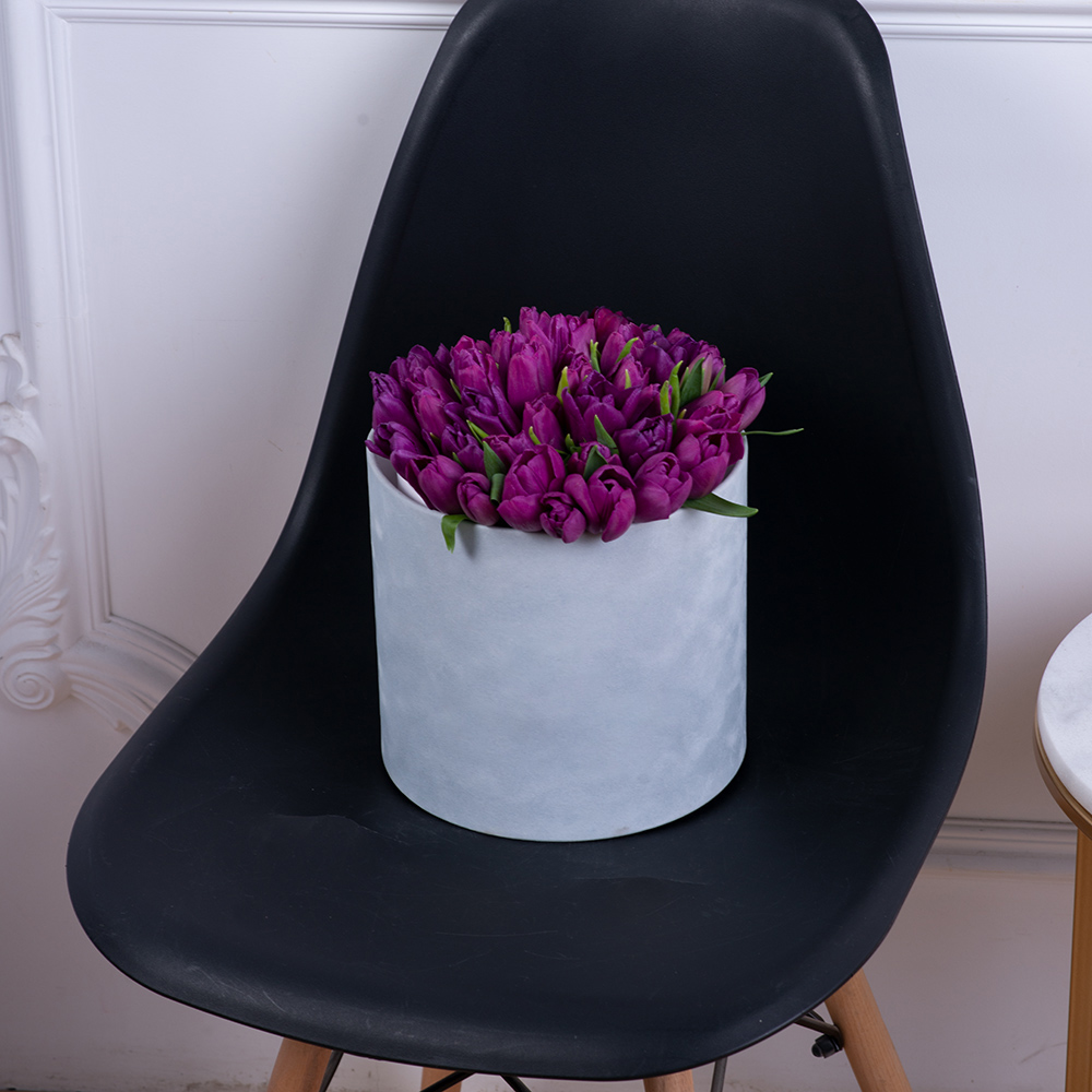 51 фиолетовый тюльпан в серой бархатной шляпной коробке