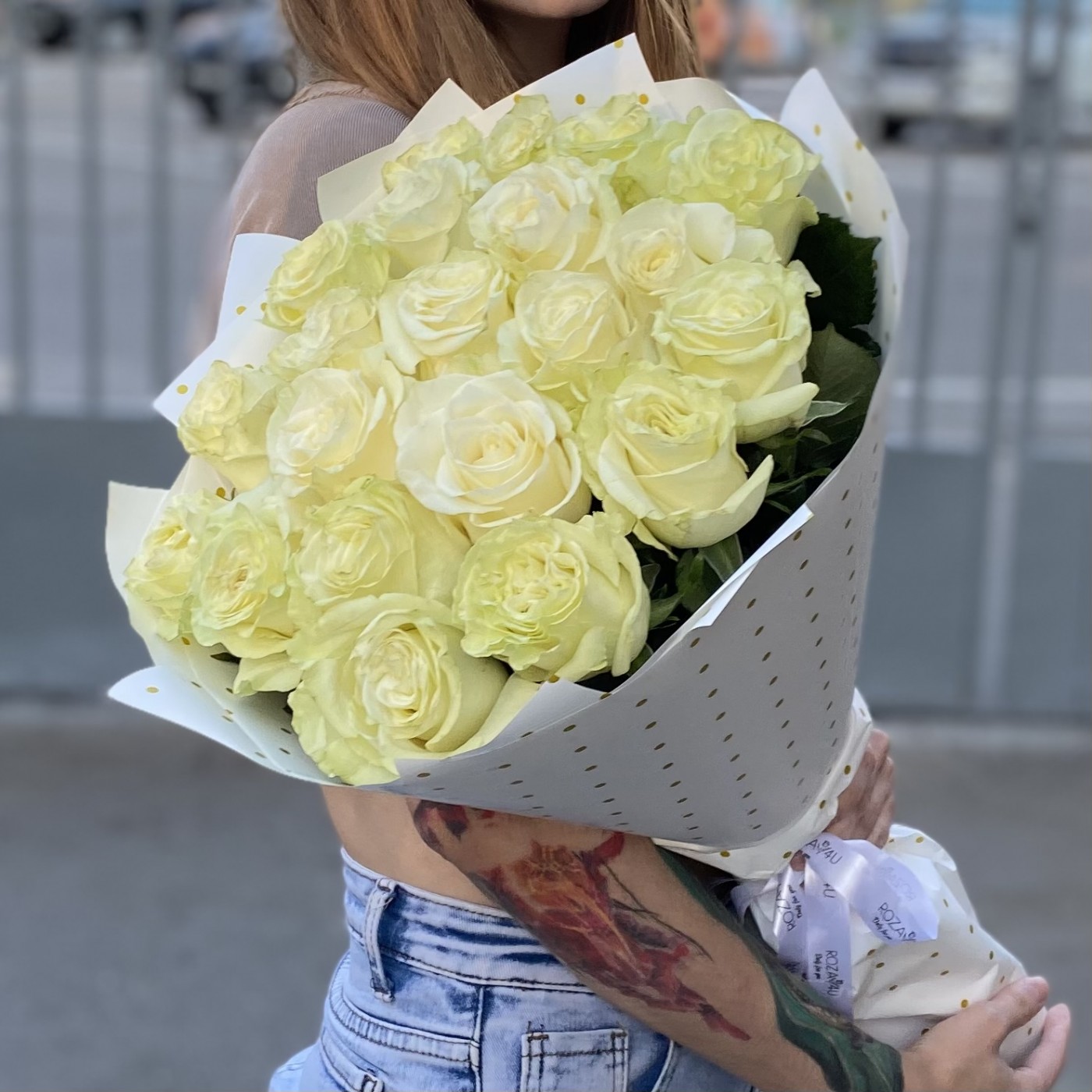 21 белая роза 60 см