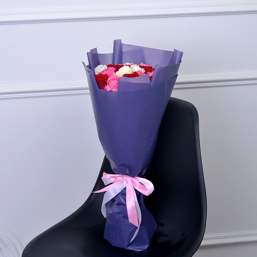 Букет из 21 разноцветной розы 50 см