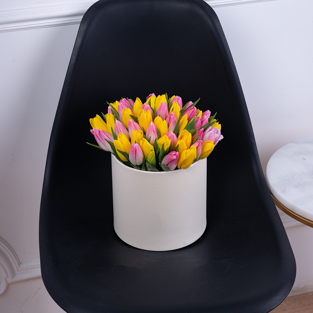 51 разноцветных тюльпан в кремовой шляпной коробке