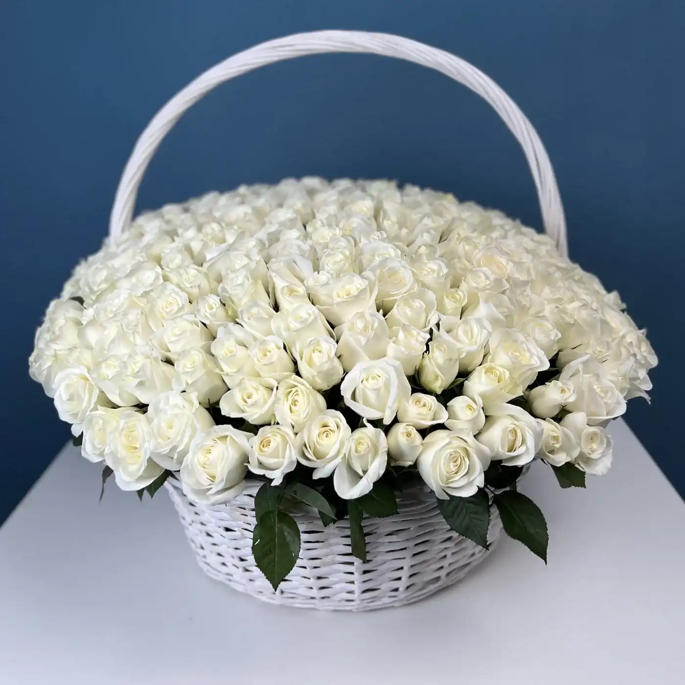 301 белая роза в корзине