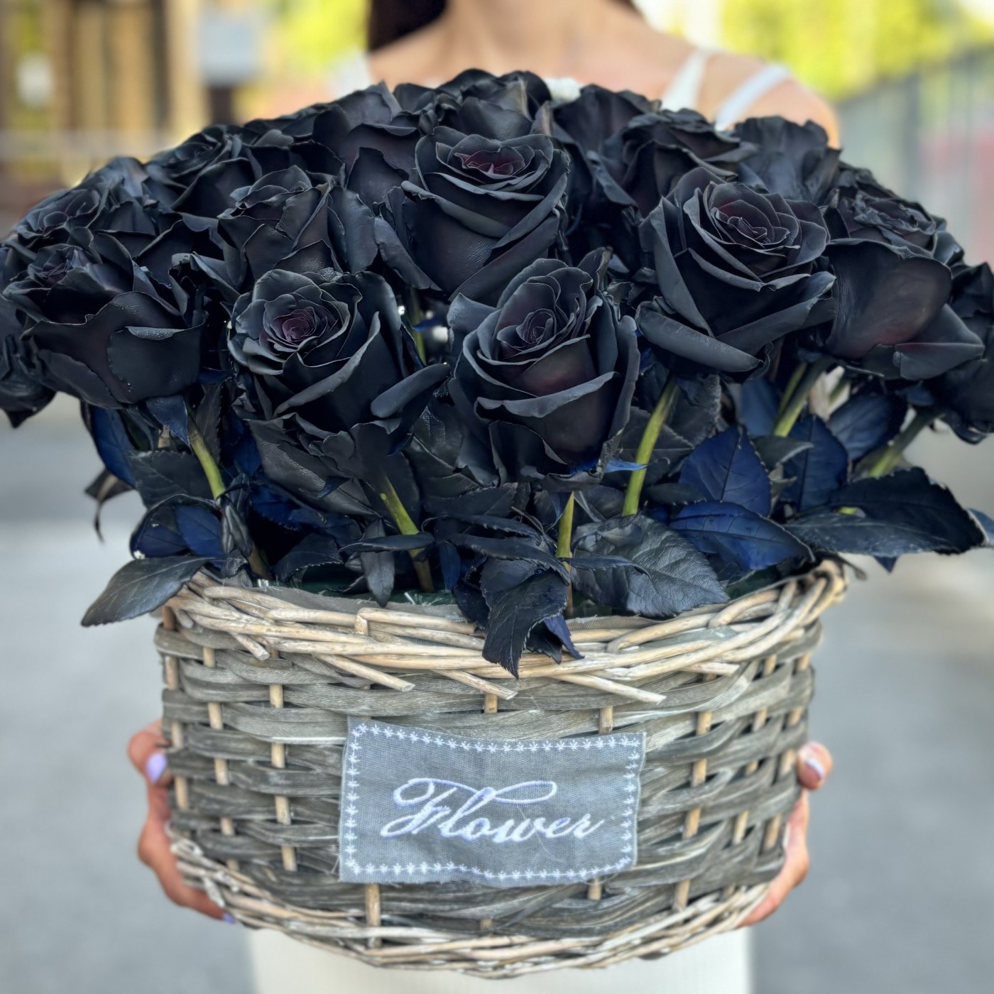 51 чёрная роза в корзине