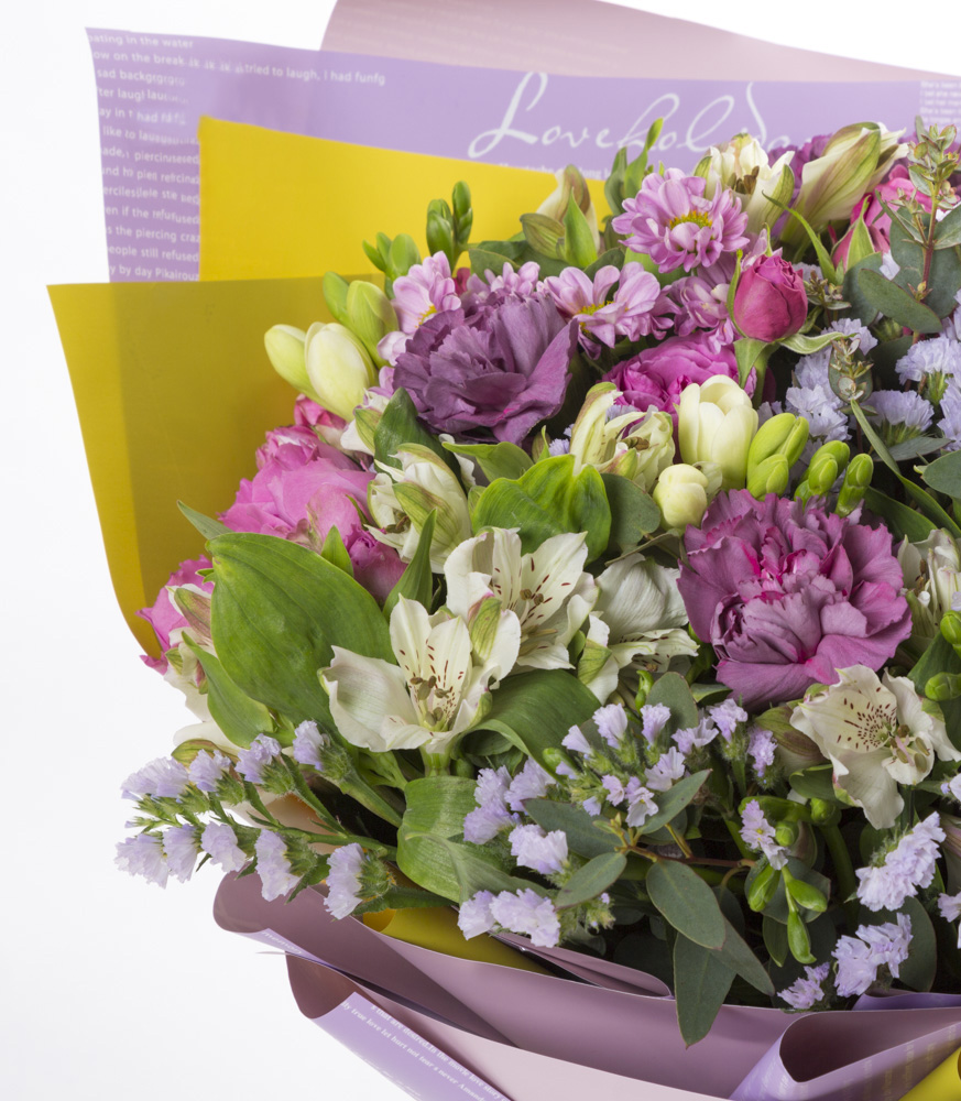 Букет с альстромерией и гвоздикой