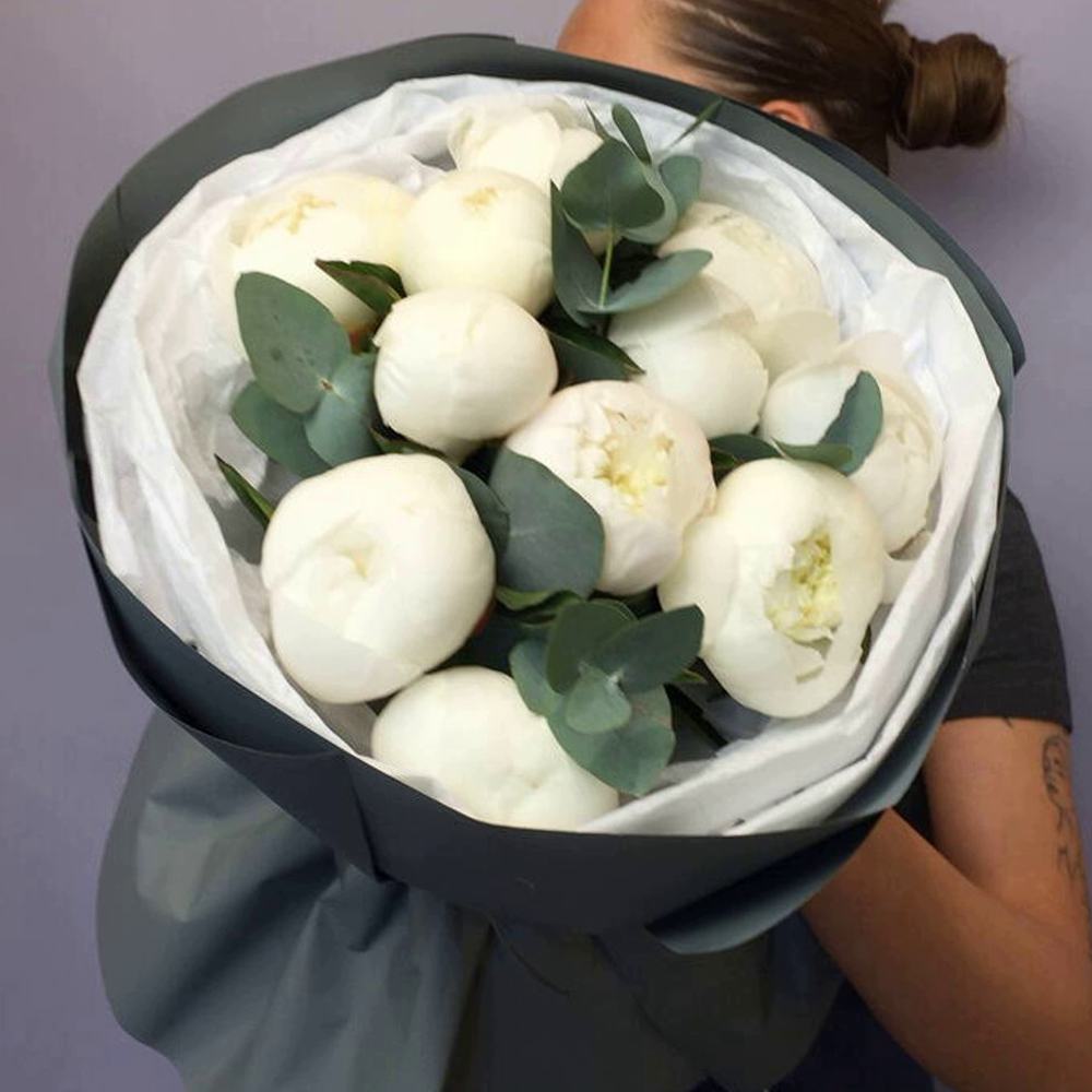 Букет из 11 белых пионов