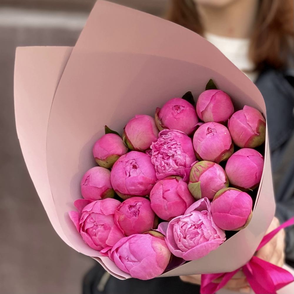 Букет из 17 розовых пионов