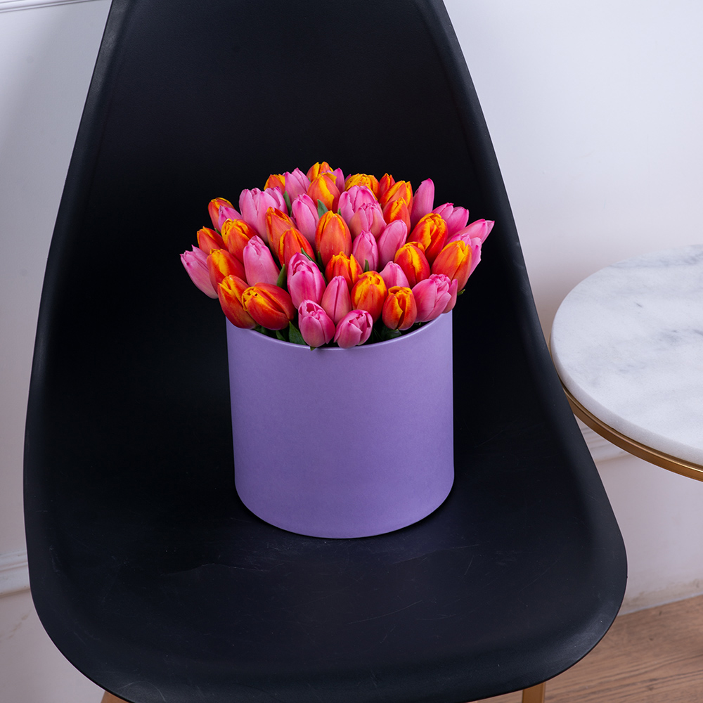 Букет микс из 51 тюльпана в фиолетовой шляпной коробке