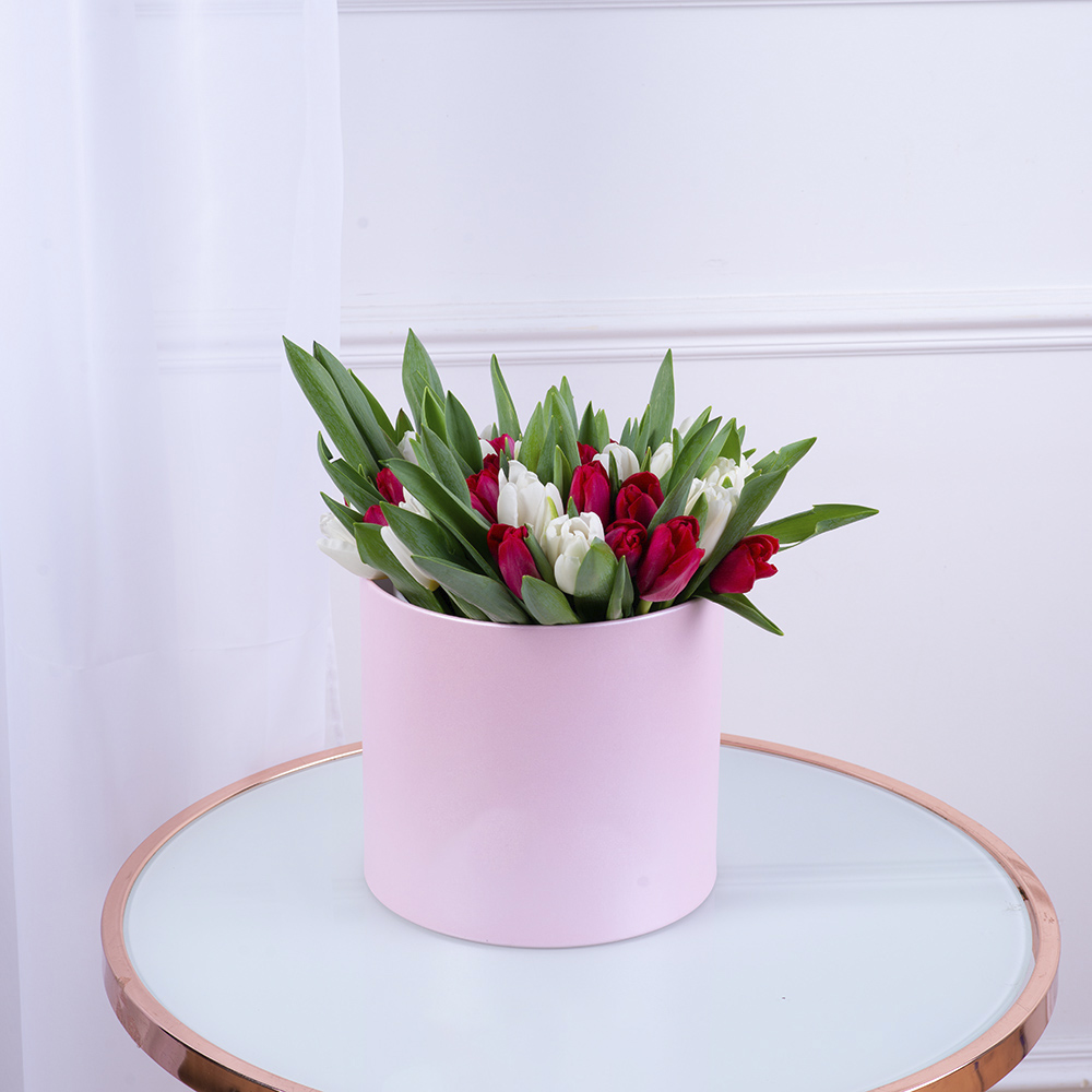 51 Разноцветный тюльпан в розовой шляпной коробке