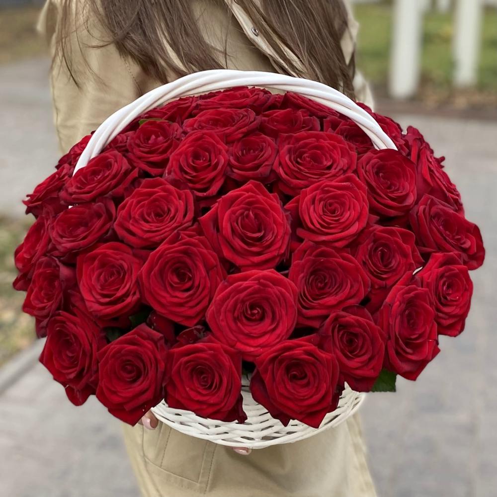 51 красная роза в корзине