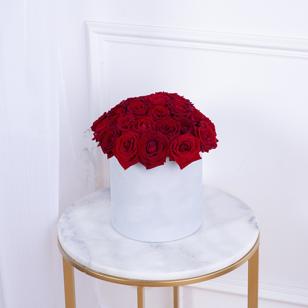 Букет из 35 красных роз premium в серой бархатной шляпной коробке