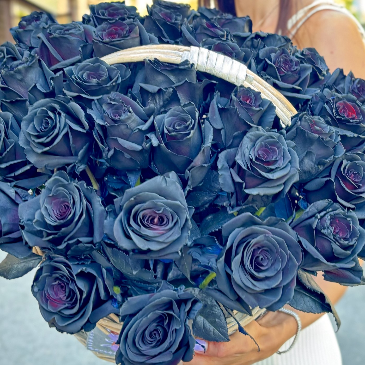 51 чёрная роза в корзине