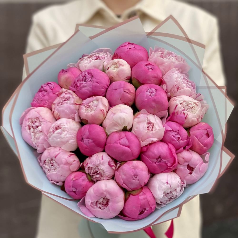 Букет из 31 разноцветного пиона