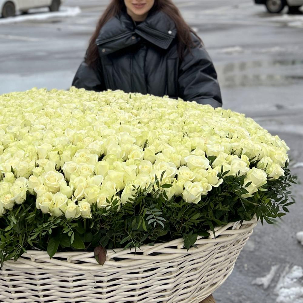 1001 белая роза в корзине