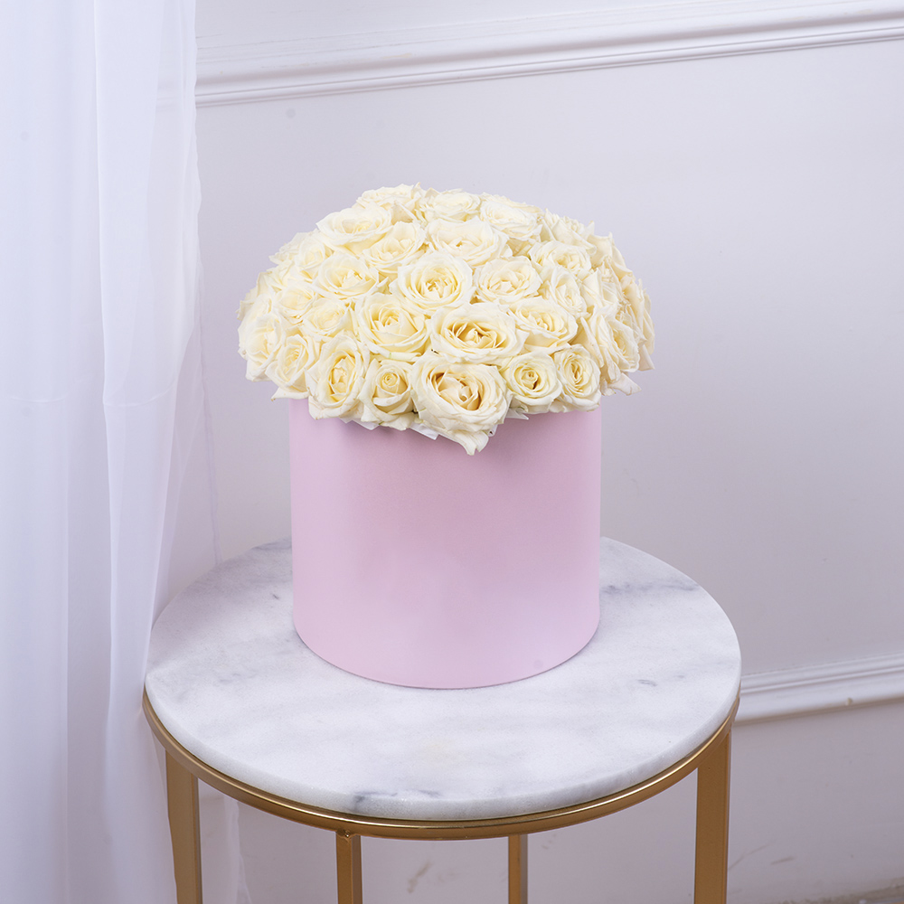 Букет из 51 белой розы premium в розовой шляпной коробке