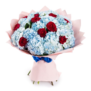 Букет из роз и гортензий