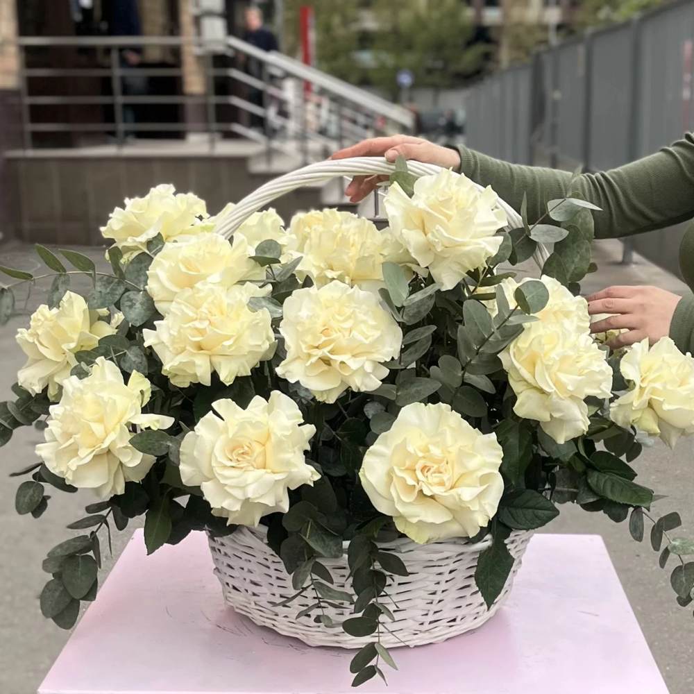 Французская белая роза в корзине 25 шт.