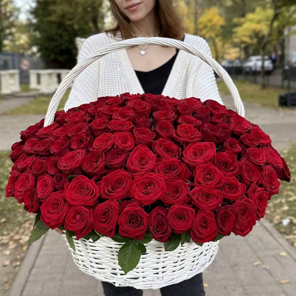 151 красная роза в корзине
