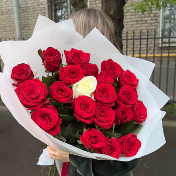 Букет из 21 красной розы 80 см