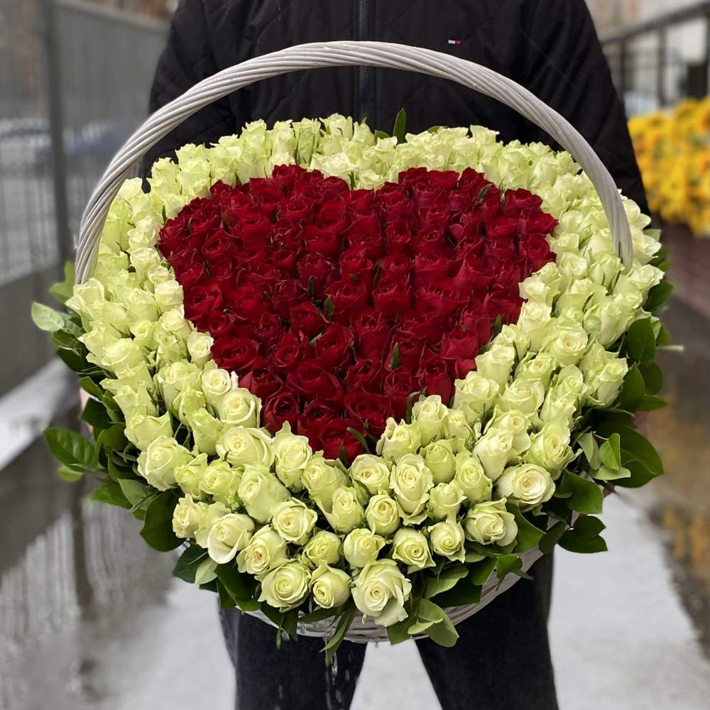 201 роза Сердце в корзине