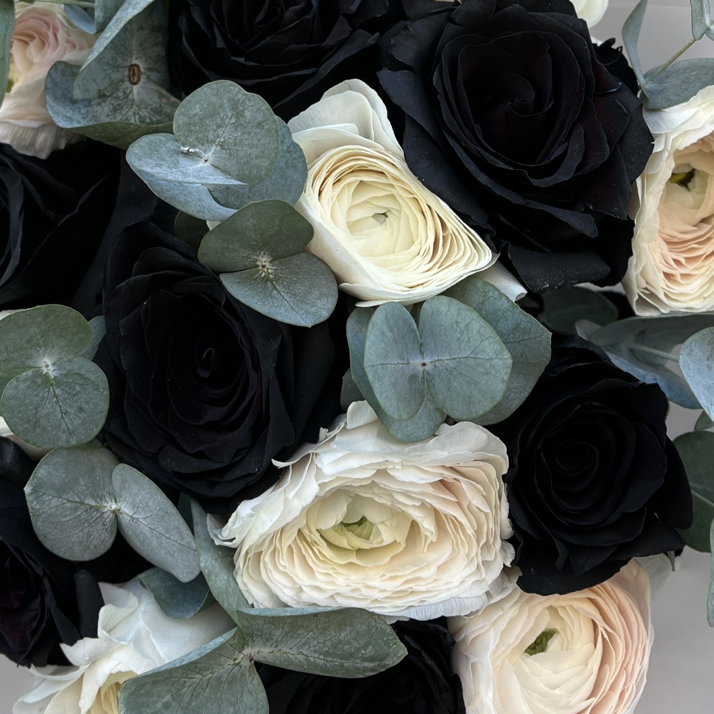 Чёрные розы с ранункулюсами