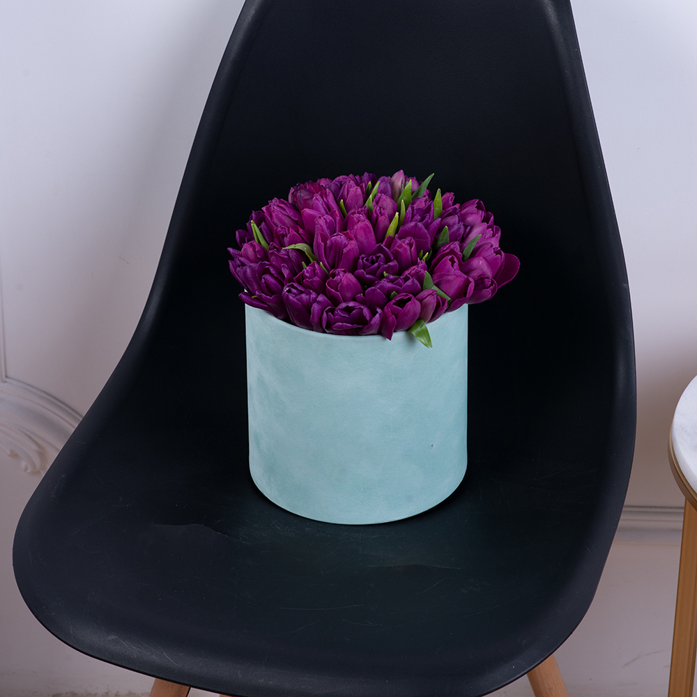 51 фиолетовый тюльпан в зеленой бархатной шляпной коробке