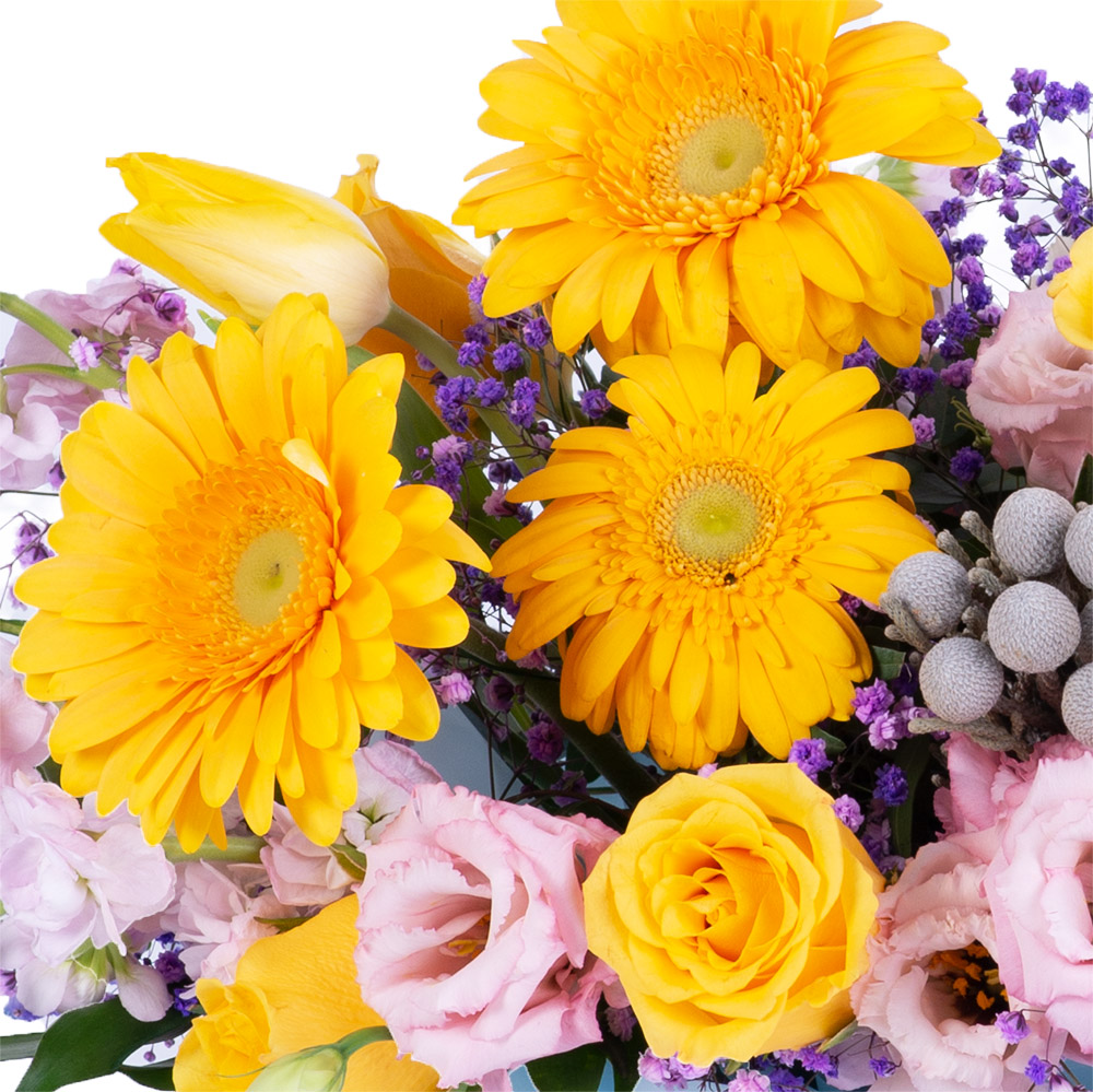 Шляпная коробка из роз и гербер