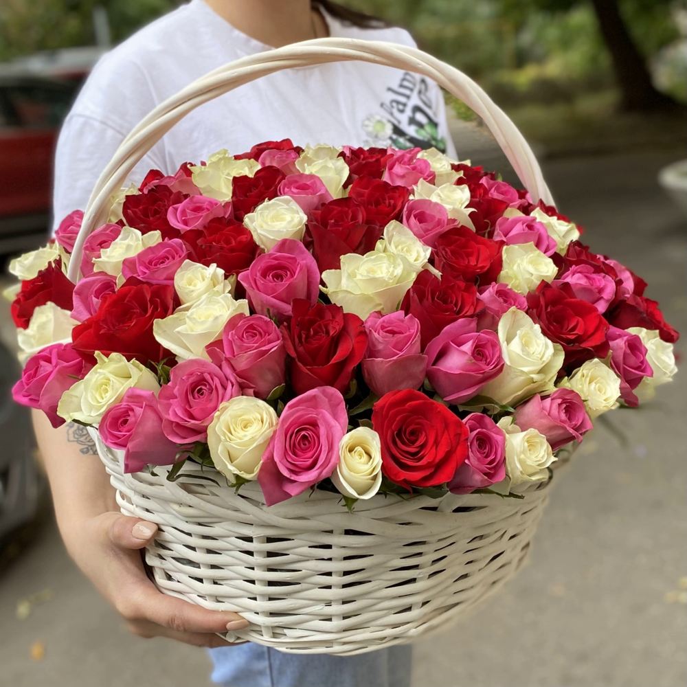 101 роза микс в корзине