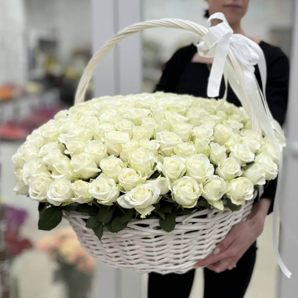 201 белая роза в корзине с лентой