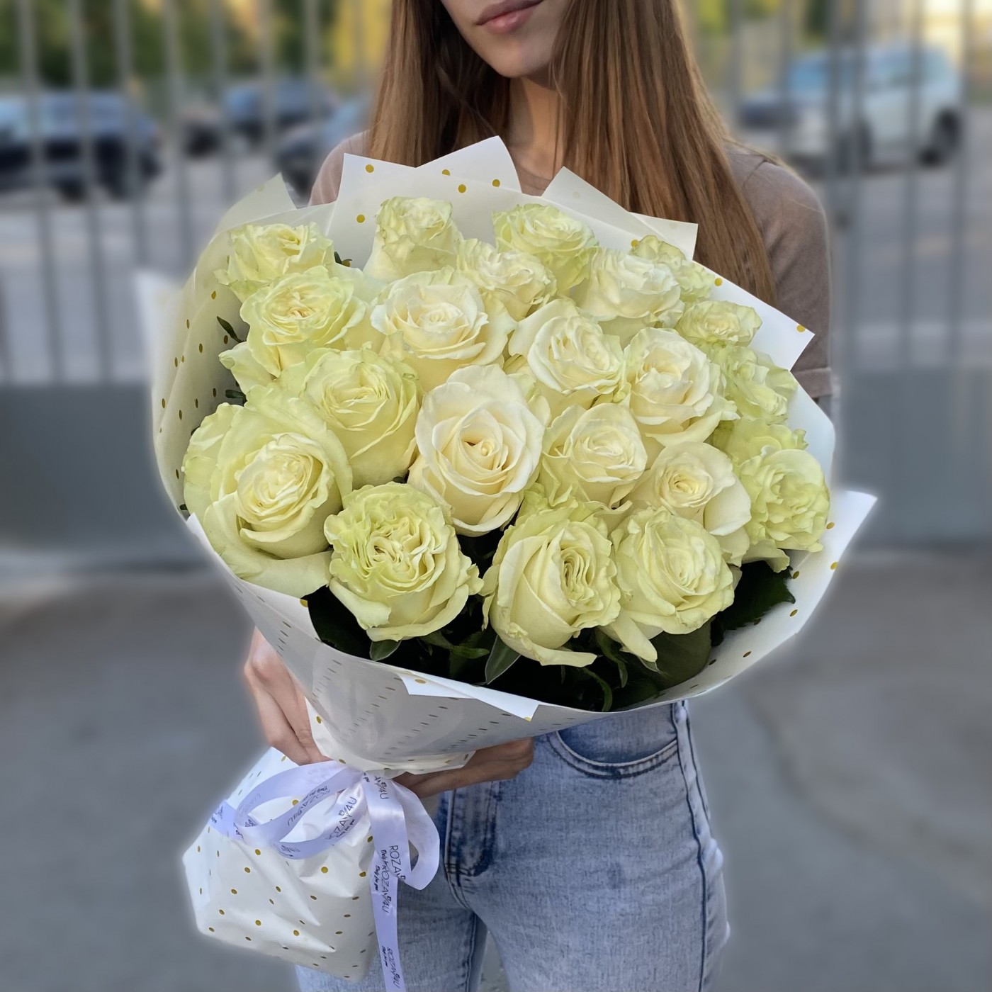 21 белая роза 60 см