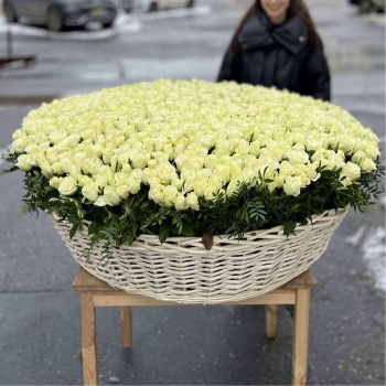 1001 белая роза в корзине