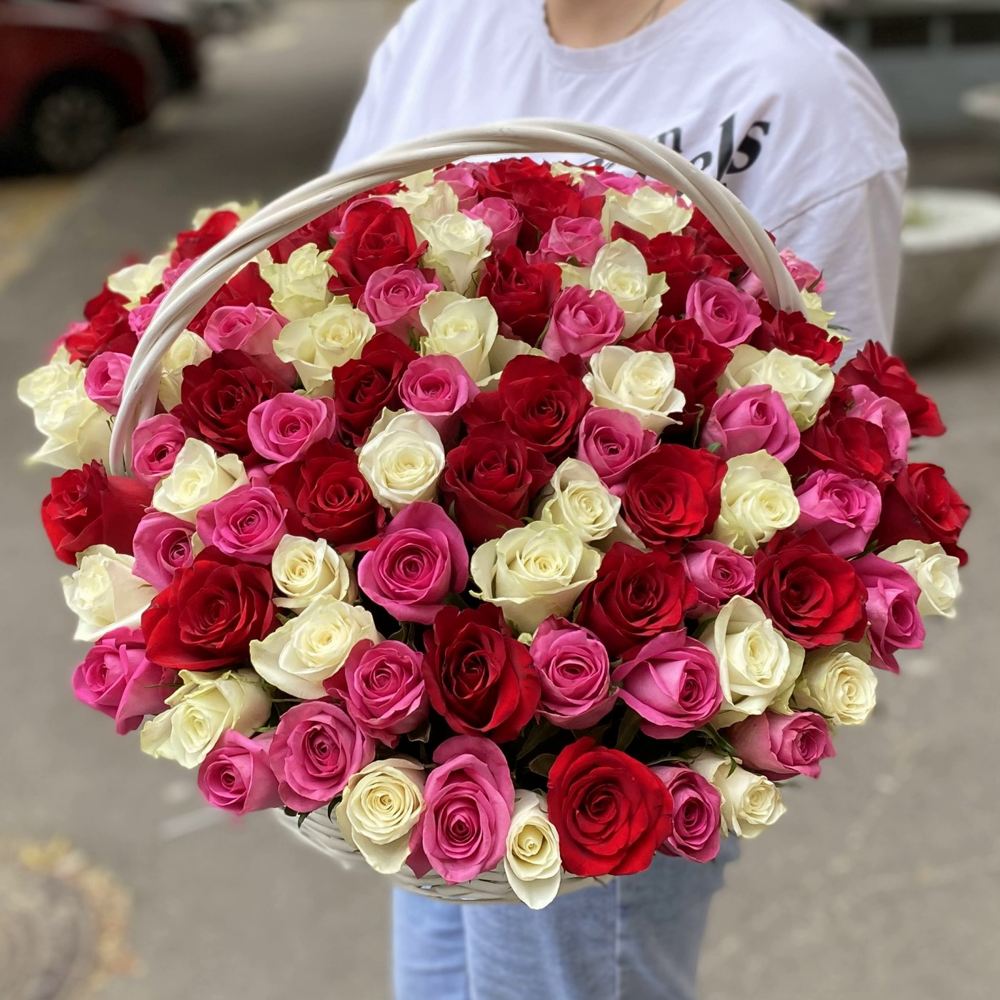 101 роза микс в корзине