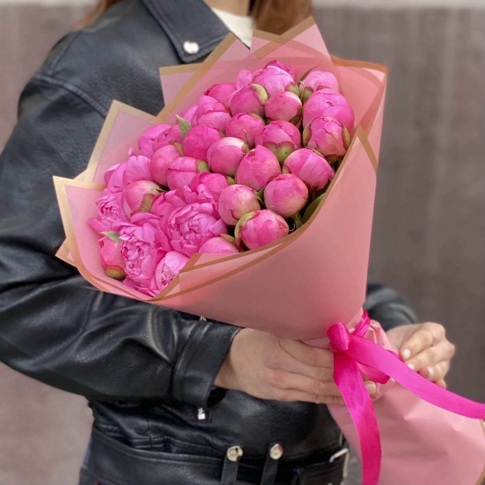 Букет из 35 розовых пионов