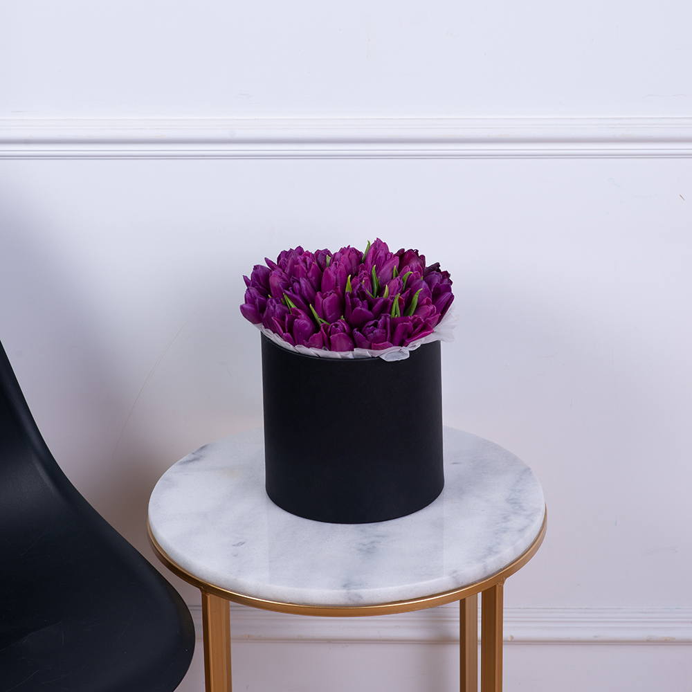 35 фиолетовых тюльпан в черной шляпной коробке