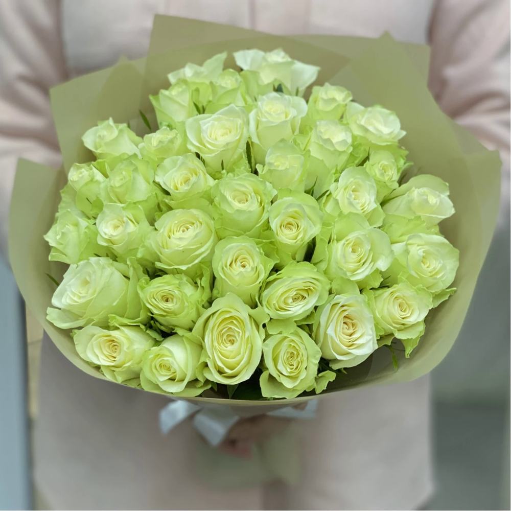 35 белых роз в крафте