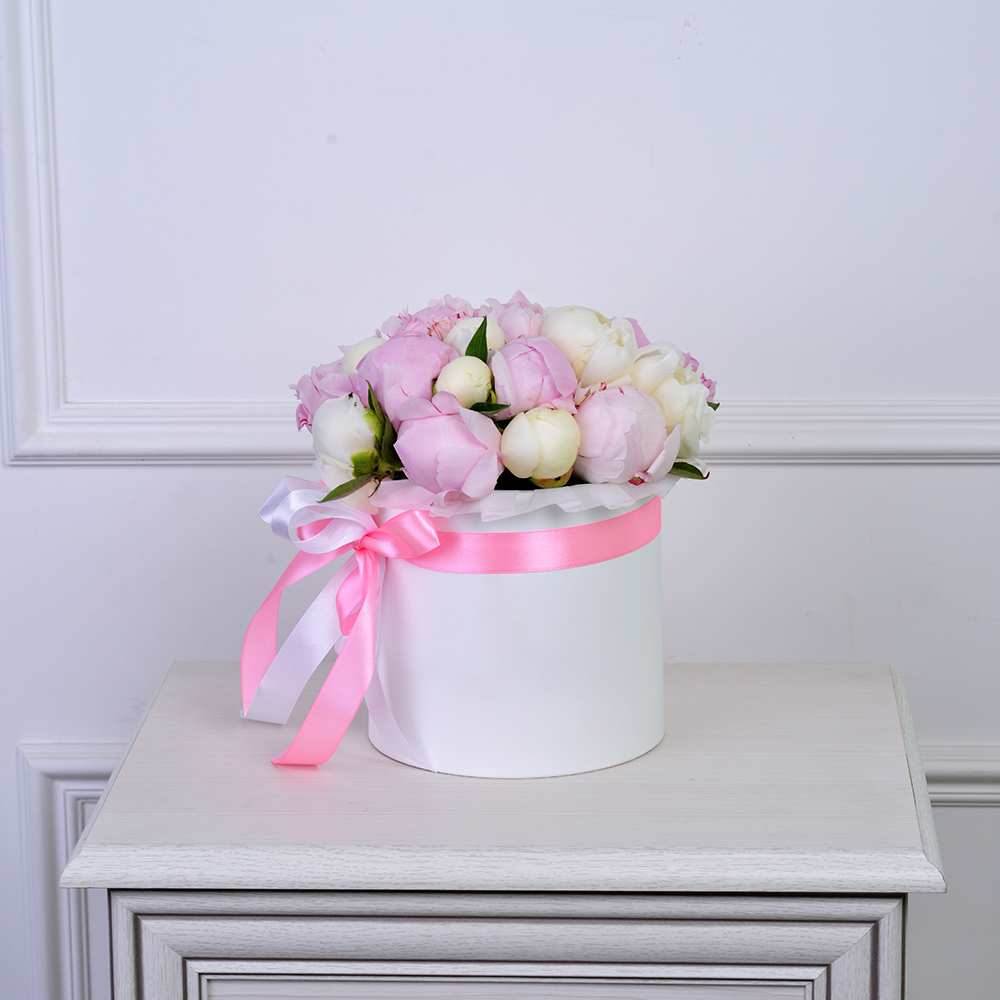 Букет из 21 разноцветного пиона в белой шляпной коробке